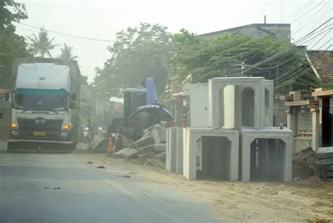 Jalan Di Rembang Remuk Imbas Kemacetan Dari Proyek Jembatan Juwana Pati