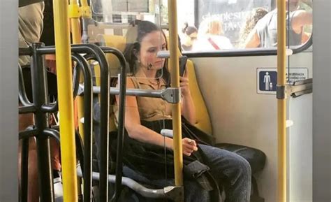 Perdeu tudo Foto de Larissa Manoela pegando ônibus viraliza após atriz