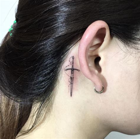 40 Amazing Behind The Ear Tattoos For Women Tattooblend