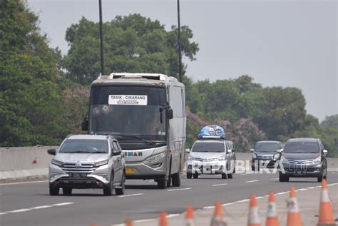 Gerbang Tol Cikampek Utama Terpantau Ramai Lancar Republika Online