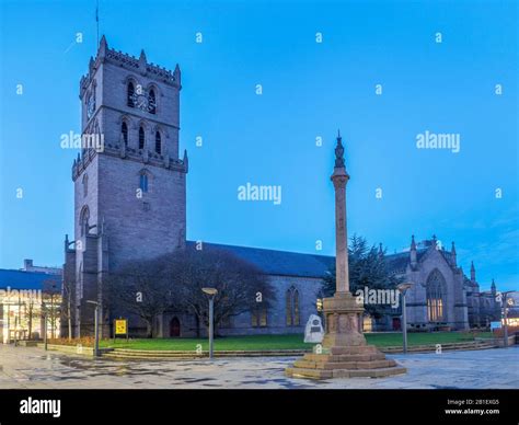 The Steeple Church And Mercat Cross At Dusk Dundee Scotland Stock Photo