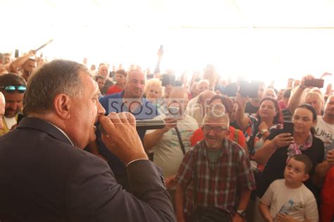 ORI SE PJESMA Dodik glavna zvijezda pod šatorom na Manjači VIDEO FOTO