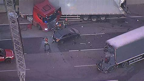 Acidente Entre Caminhões E Carro Na Rodovia Dos Bandeirantes Em Sp