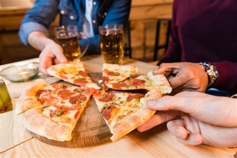 Fotos De Pessoa Comendo Pizza Imagens De Pessoa Comendo Pizza Sem