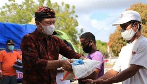 Suwirta Salurkan 4 000 Paket Sembako Donasi ASN Klungkung Ke Nusa