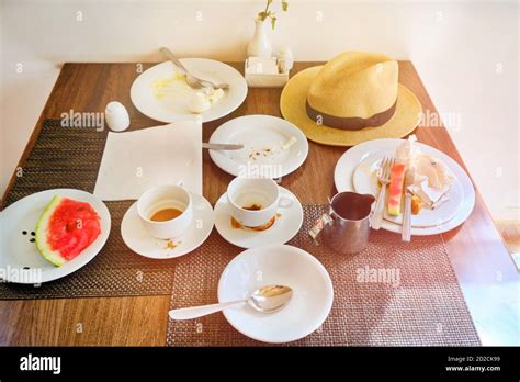 Tazas Y Platos Sucios En La Mesa Despu S De La Cena Sobras La Comida