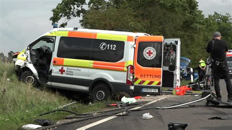 Horror Unfall In Geslau Bei N Rnberg Krankentransport Kracht Frontal