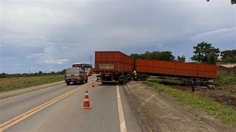 Carreta Sai Da Pista E Deixa Tr Nsito Parcialmente Impedido Na Br