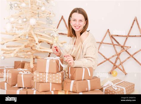 Jeune Belle Femme Blonde Luxueuse Tient Un Verre De Champagne Et C L Bre Le Nouvel An Souriant