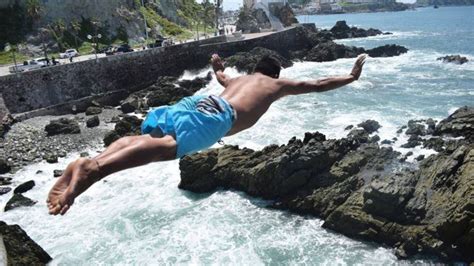 Atraen A Locales Y Turistas Clavadistas Se La Juegan En Cada Salto