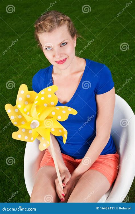 Het Meisje Van De Blonde Met Een Vuurrad Stock Afbeelding Image Of Ventilator Blond