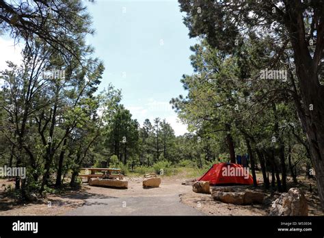 Parque de rv del pueblo de desierto fotografías e imágenes de alta