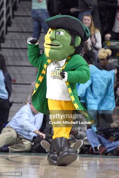 George Mason Mascot Photos And Premium High Res Pictures Getty Images