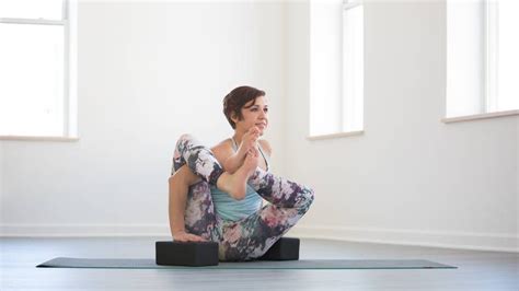 Eight Angle Pose How To Astavakrasana In 2020 Eight Angle Pose