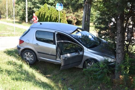 Wypadek na drodze Stalowa Wola Pysznica Auto zostało zepchnięte z