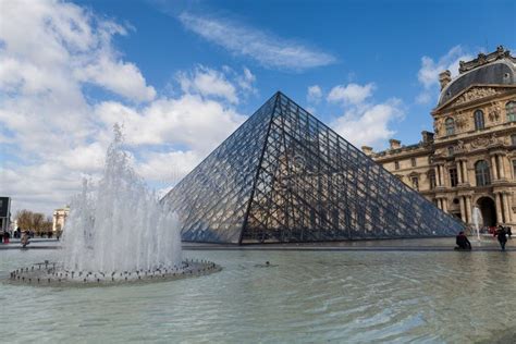 Museu Pir Mides De Vidro Marco Famoso Do Louvre Em Paris Fran A