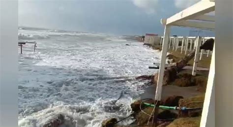 Tempesta Ciaran Anche Nel Lazio Mareggiata A Ostia Onde Oltre I Tre Metri