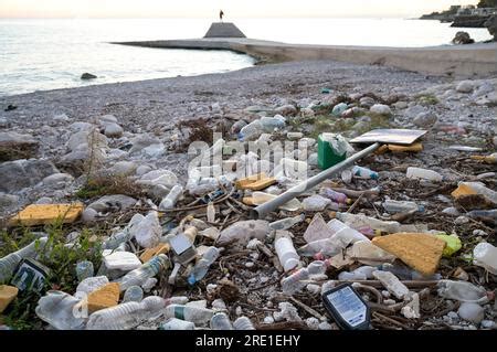 ALBANIA Dhërni residuos plásticos en la playa de Adria Mar