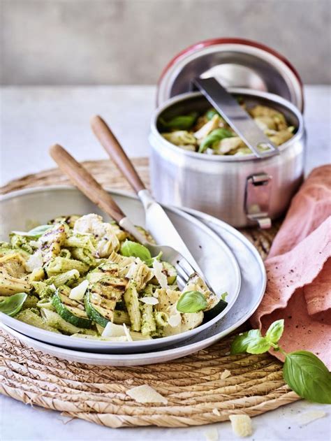 Toscaanse Speltpastasalade Met Artisjok Gegrilde Courgette En Pesto