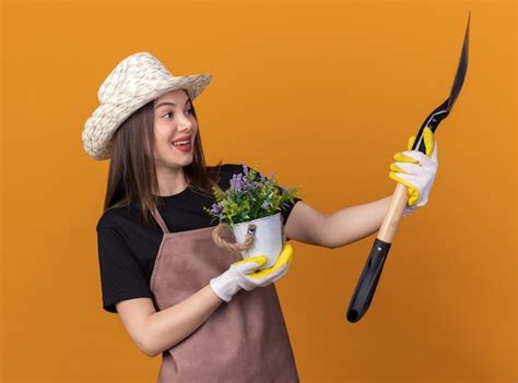 Joyeuse Jolie Jardini Re Caucasienne Portant Un Chapeau De Jardinage Et