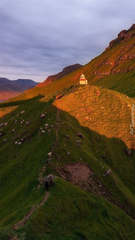 Latarnia Morska Kallur Lighthouse Na Wyspie Kalsoy Tapeta Na Telefon