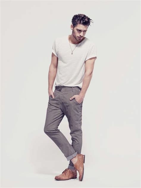 Cool casual men plain t shirt outfits ideas 7 - Fashion Best