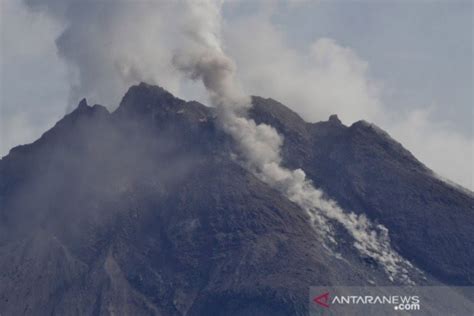 Gunung Merapi Luncurkan Guguran Lava Pijar Sejauh 1 5 Km ANTARA News