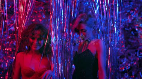 Deux Jeunes Filles Dansant Dans Une Bo Te De Nuit Entre Paillettes Blonde Et Brune En Robes Du