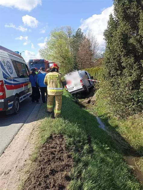 Wypadek w powiecie myślenickim Samochód wypadł z drogi Kierowca był