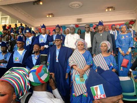 Nigerian Top Secret Was Buhari Stoned At Lagos Rally See The Massive Turn Out