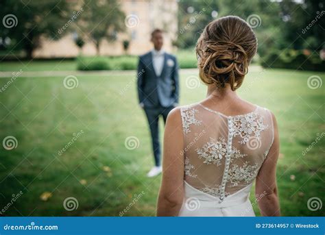 Una Novia De Pie Delante De Un Hombre Con Traje Imagen De Archivo