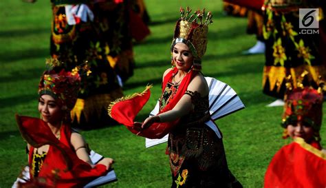 Photo Tarian Massal Jejer Kembang Meriahkan Perayaan Hut Ri Ke