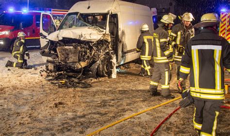 Transporter Rammt Lkw In Queck Fahrer Schwer Verletzt