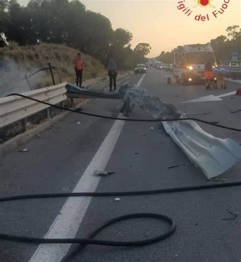 Roccella Jonica Porsche Precipita In Una Scarpata E Prende Fuoco Un