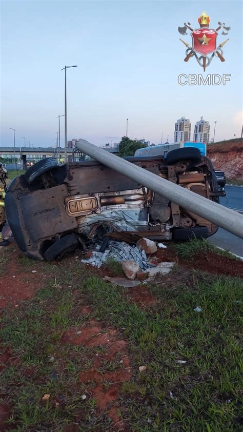 Duas pessoas ficam gravemente feridas após veículo colidir em poste na