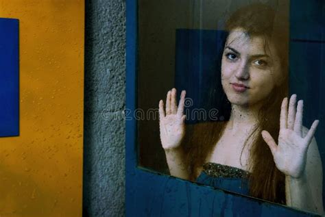 La Belle Fille Se Déshabille Séduisant Sur La Rivière De Nuit Photo