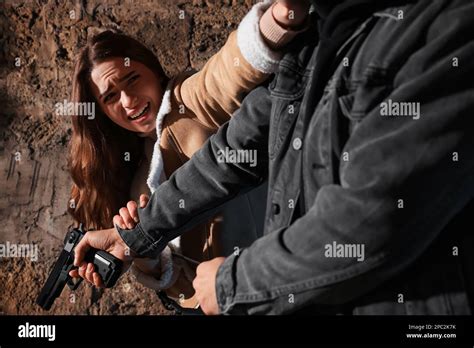 Woman Fighting With Armed Thief While He Trying To Steal Her Bag In