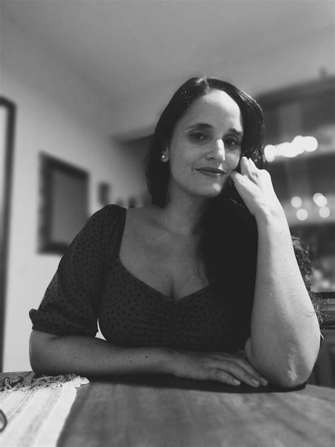 Luiza Leite Ferreira lança livro de poemas nesta terça 16 4