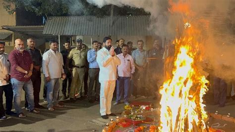 महाराष्ट्रातील संपूर्ण दुःख होळीमध्ये जळून खाक होऊ दे