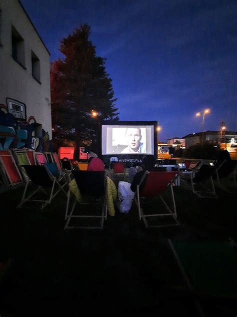 Letnie kino plenerowe Młynarski piosenka finałowa Dom Kultury Zacisze