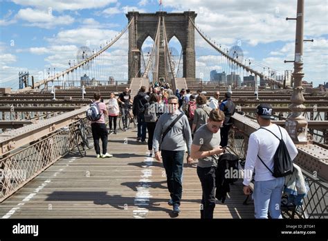 Walking Over The Brooklyn Bridge Hi Res Stock Photography And Images