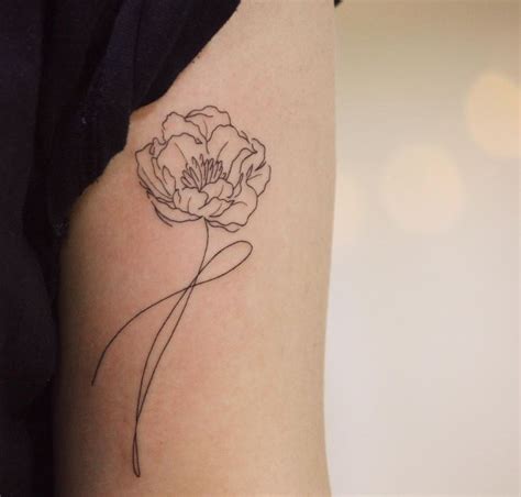 Tatouage pivoine minimaliste : 10 photos pour vous inspirer