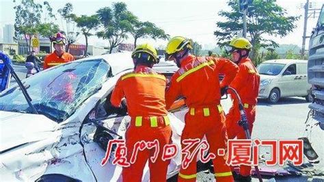 廈門一小車與半掛車相撞致車頭嚴重變形 司機被困駕駛室中 每日頭條