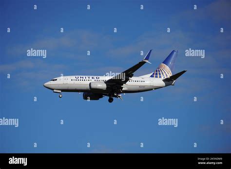 United Airlines Boeing 737 Hi Res Stock Photography And Images Alamy