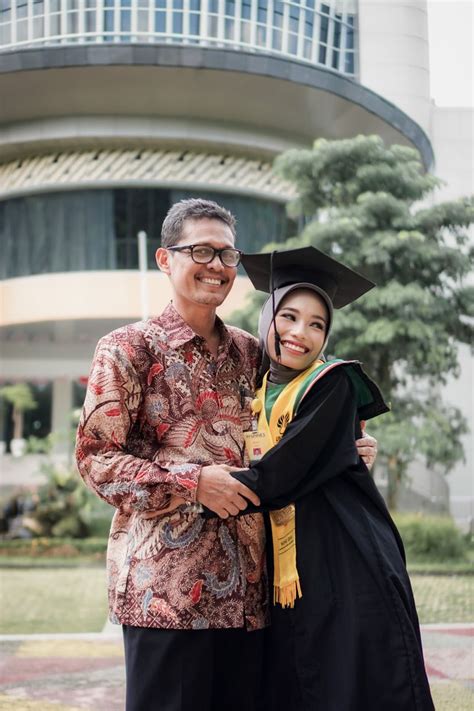 Contoh Ide Pose Foto Wisuda Keren Mengesankan Dan Kekinian