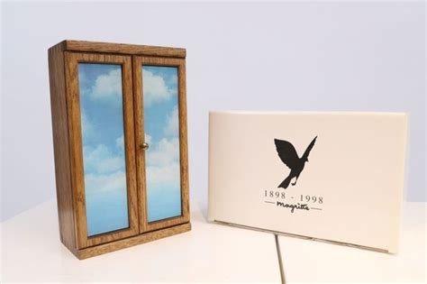 Imaginé à partir de lœuvre La lunette dapproche par René Magritte sur