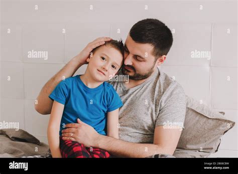 Joven padre caucásico hablando con niño hijo Hombre padre con niño en