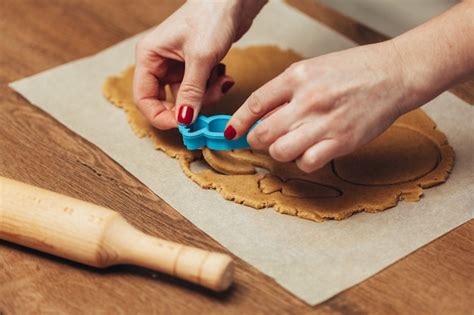 Ci Rrese Para Arriba De Las Manos Femeninas Que Hacen Las Galletas De