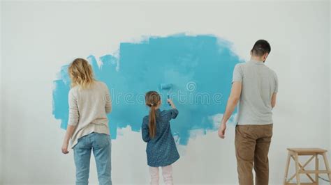 Vis O De Tr S Da Jovem Fam Lia M E Pai E Pintura De Crian A Muro Em