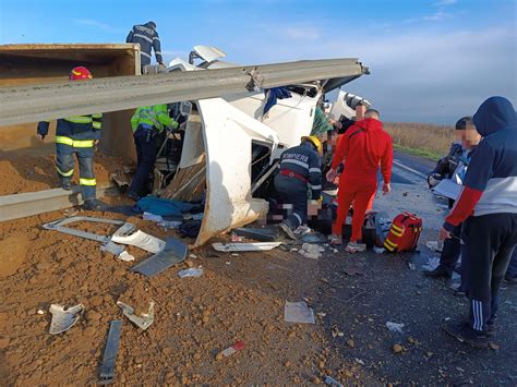 Dâmbovița Accident violent pe Autostrada A1 Autobasculantă cu pietriș